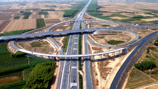 与在建的涞曲(涞源至曲阳)高速公路顺接,止于肃宁县境内的大广(大庆至