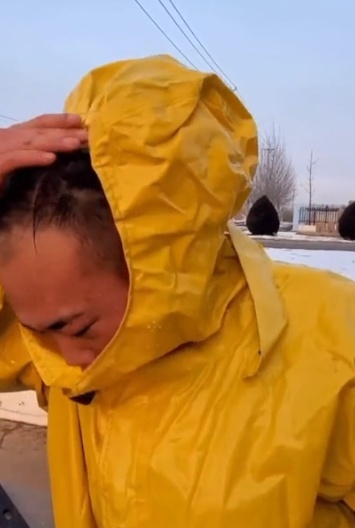 零下十幾度，葫蘆島消防員用身體對抗沖天的水