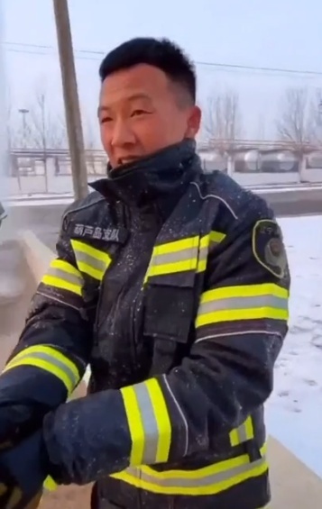 零下十幾度，葫蘆島消防員用身體對抗沖天的水