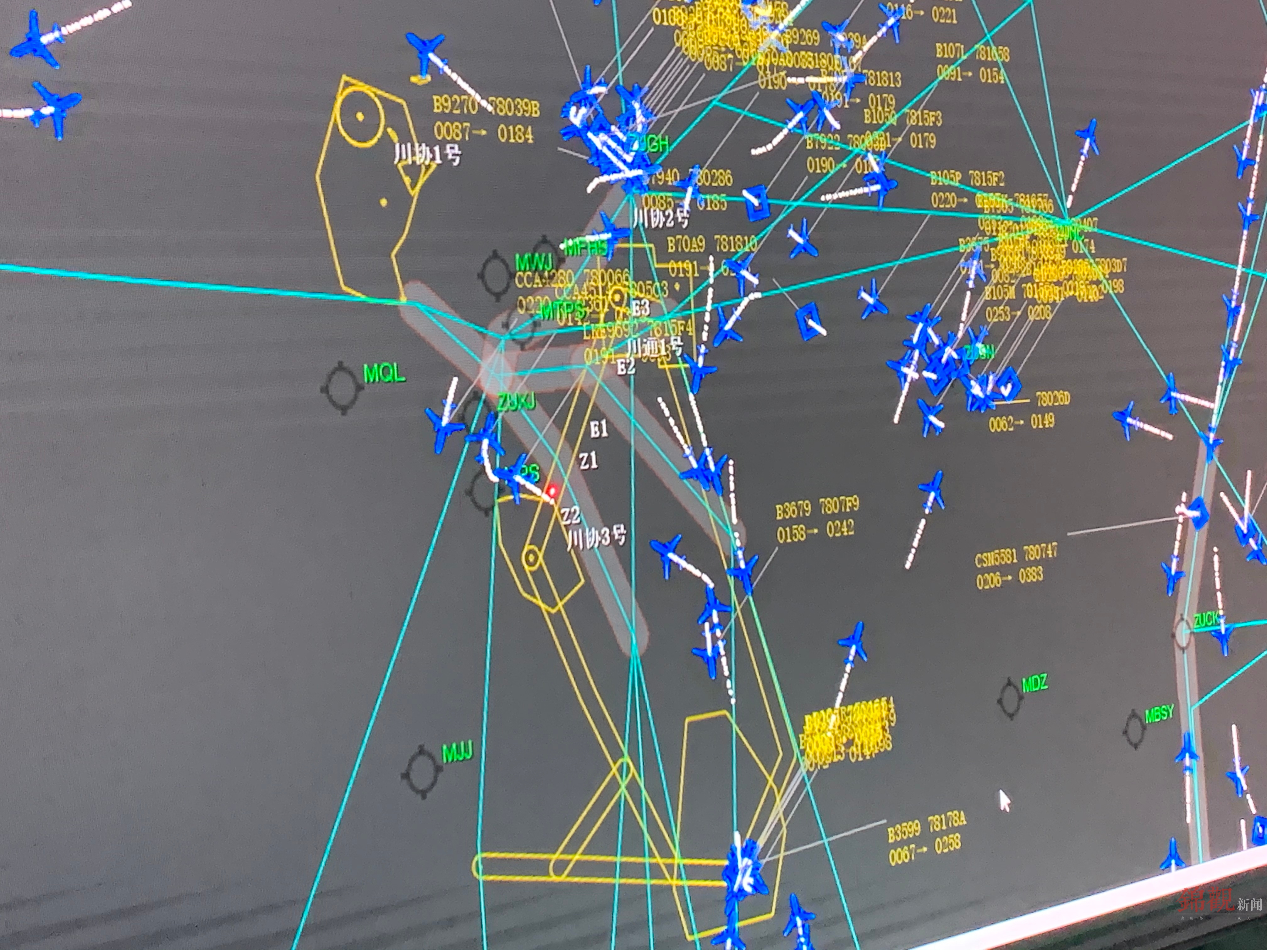 【行走自贸区】一面墙,一个窗口,一张空域图,为何让媒体采访团纷纷
