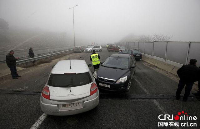 马其顿因大雾发生19车追尾事故 造成9人受伤