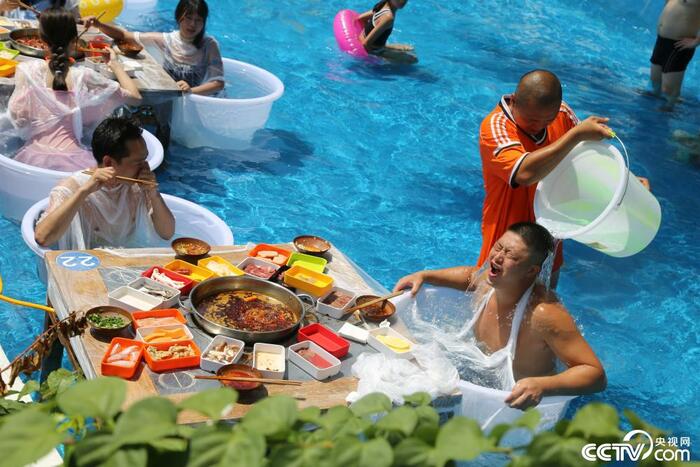 충칭인들의 훠궈 사랑…물 속에 앉아 샤브샤브?!_fororder_PHOTrIBmjSSv1DeP7lGeWZnF200829_1000x2000