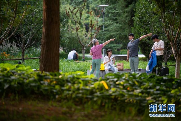 베이징, 문을 나서면 녹지 공원_fororder_市民在位于海淀区的中关村西区精品街区公园交谈