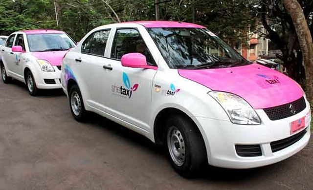 印度推广女司机驾驶女士专用的士 现粉色车队