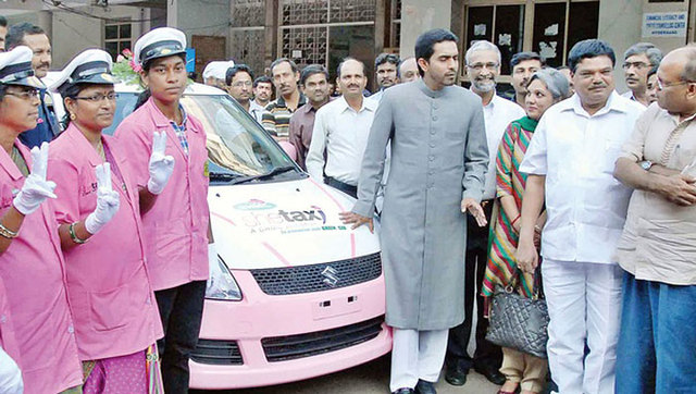 印度推广女司机驾驶女士专用的士 现粉色车队