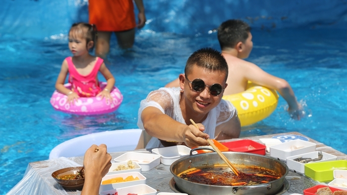 충칭인들의 훠궈 사랑…물 속에 앉아 샤브샤브?!_fororder_2020082910070637031