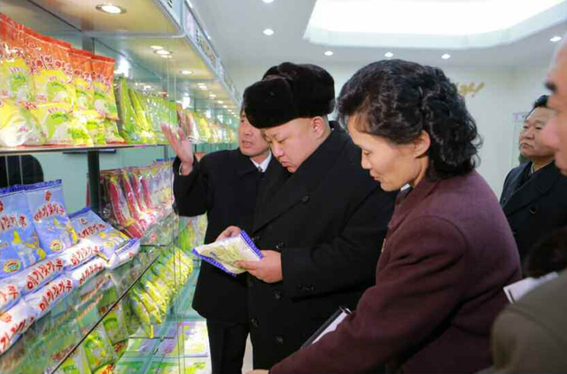 金正恩视察平壤儿童食品厂