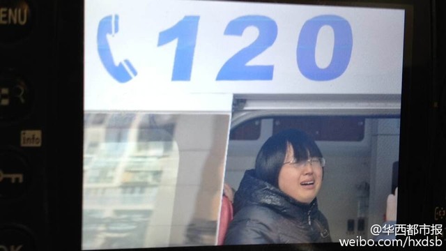 成都一辆71路公交车失控冲撞路人 致2死多伤