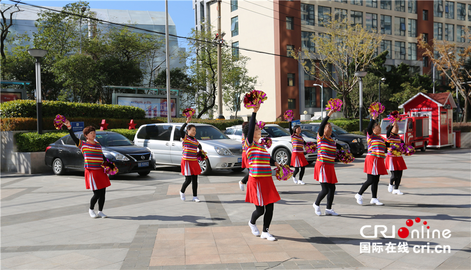 青島市市南區老人豐富多彩的社區生活