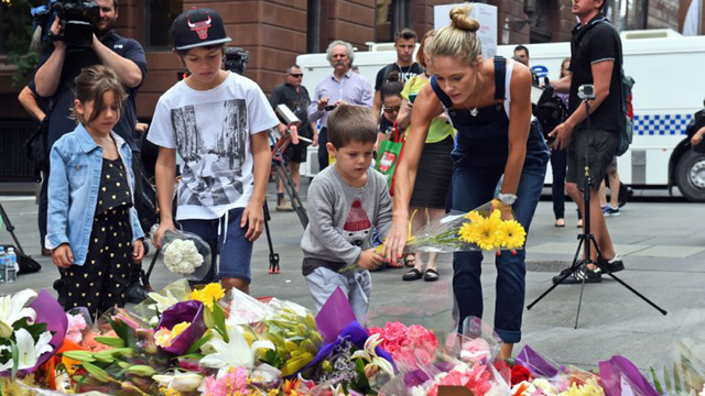 澳民众纪念人质事件遇难者 总理夫妇献花
