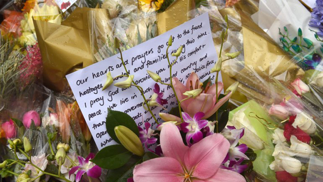 澳民众纪念人质事件遇难者 总理夫妇献花