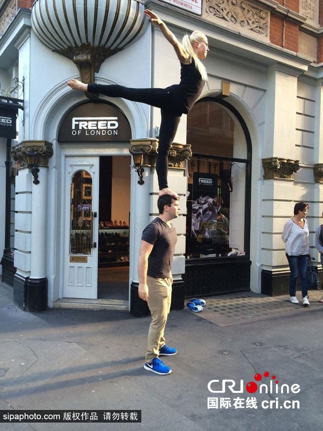 別出心裁情侶照 站在未婚夫頭頂環遊世界