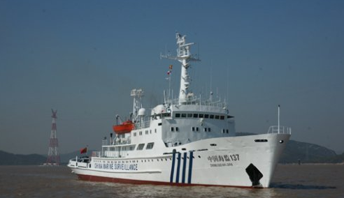 巡航中执行任务的中国海监137号执法船,由"东拖830"远洋拖轮改建而成