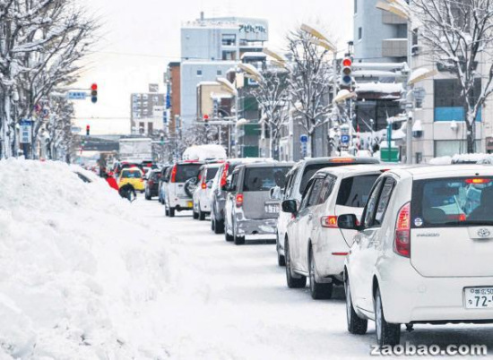 北海道遭遇罕见暴风雪 300趟班机取消50辆车被埋