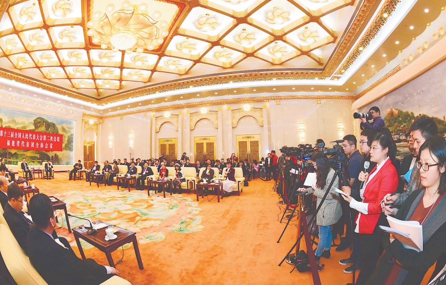 秀美山川 享受碧海蓝天   3月6日下午,北京人民大会堂福建厅灯光璀璨