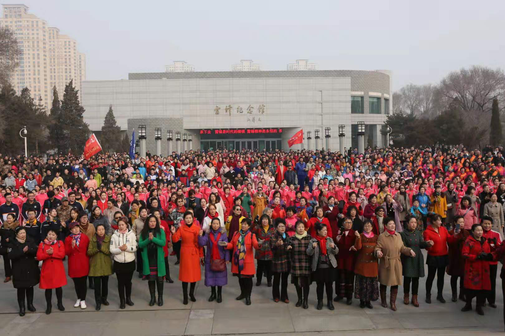 撫順市近萬名群眾廣場合唱“接過雷鋒的槍”