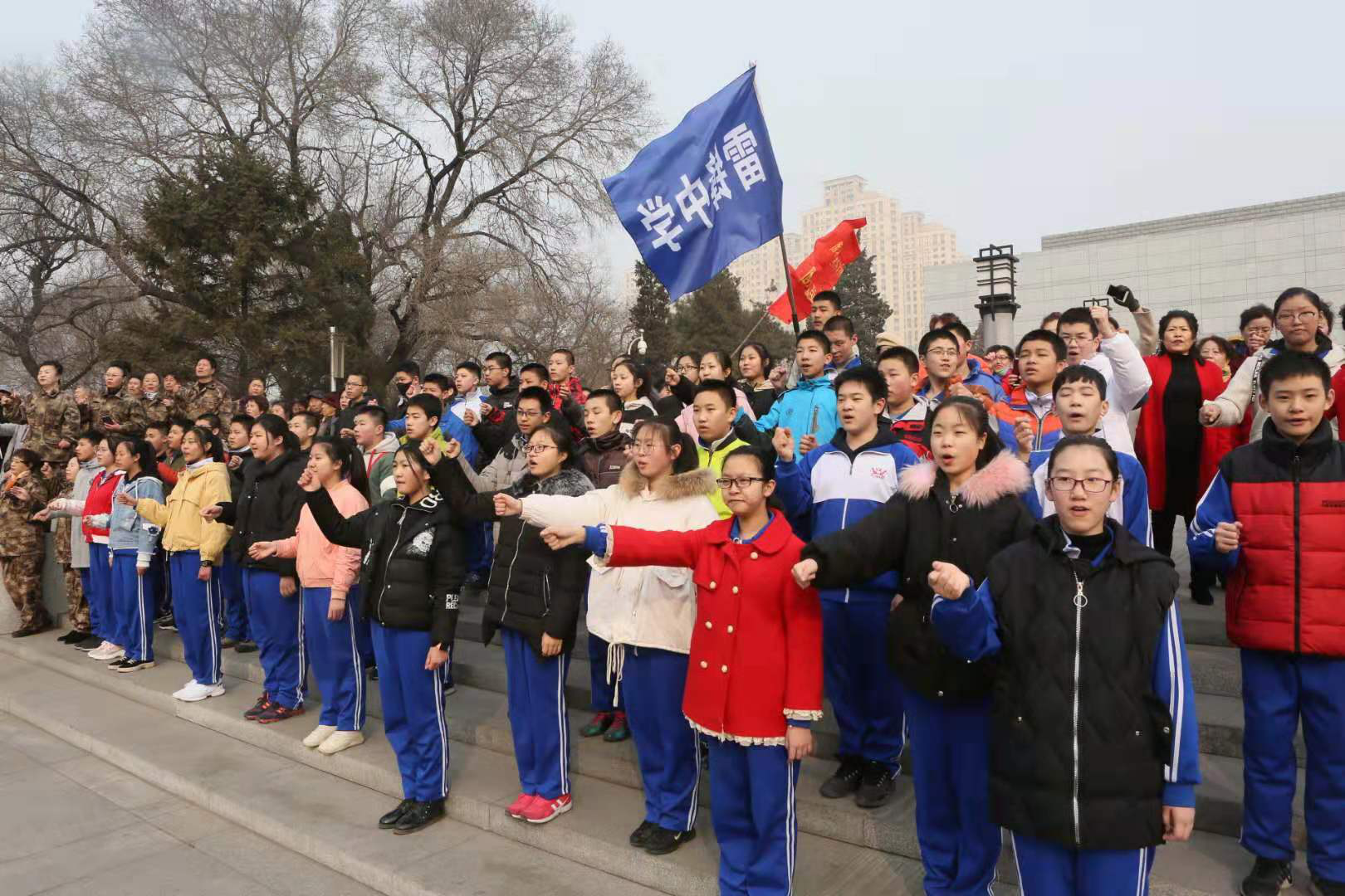 抚顺市近万名群众广场合唱“接过雷锋的枪”