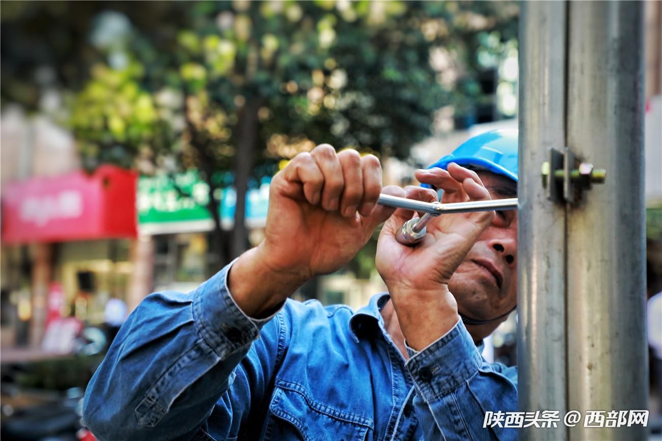 致敬平凡的劳动者|在风雨中砥砺前行 照亮小康的光明守护人