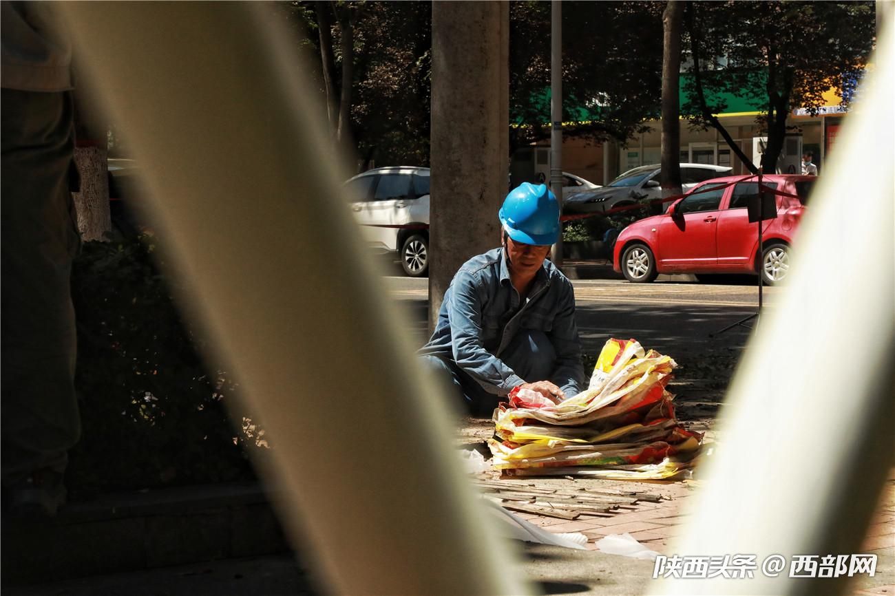 致敬平凡的劳动者|在风雨中砥砺前行 照亮小康的光明守护人