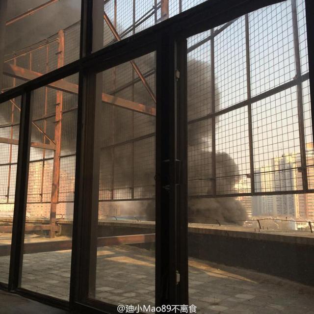 北京一公交車自燃 現場濃煙滾滾