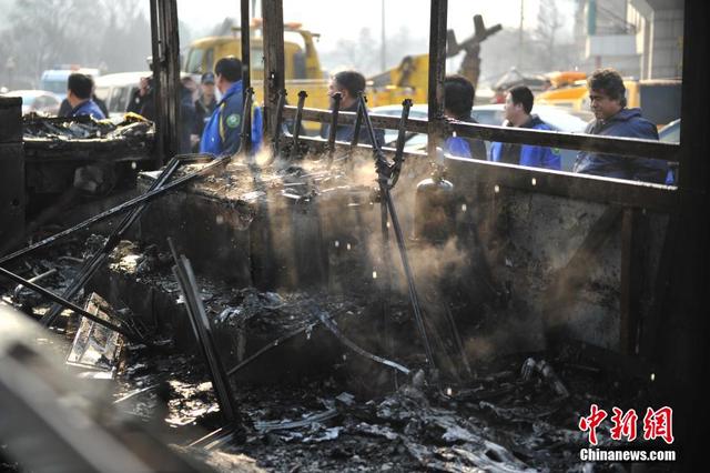 北京一公交車自燃 現場濃煙滾滾