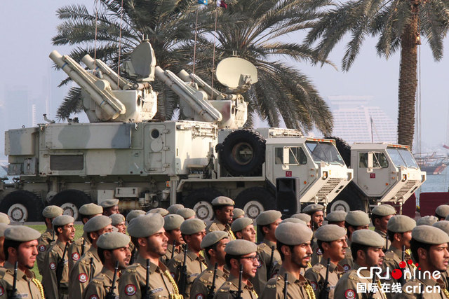 卡塔尔举行国庆阅兵 骆驼骑兵和儿童方阵引关注