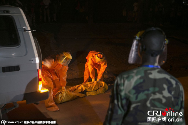 塞拉利昂疑似埃博拉患者遺體橫躺街頭引民眾圍觀