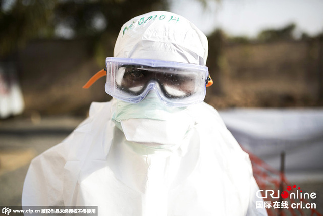 塞拉利昂疑似埃博拉患者遗体横躺街头引民众围观