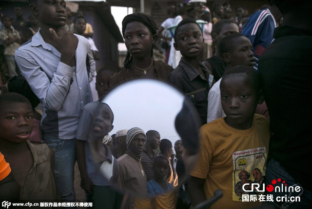 塞拉利昂疑似埃博拉患者遺體橫躺街頭引民眾圍觀