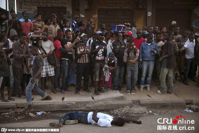 塞拉利昂疑似埃博拉患者遗体横躺街头引民众围观