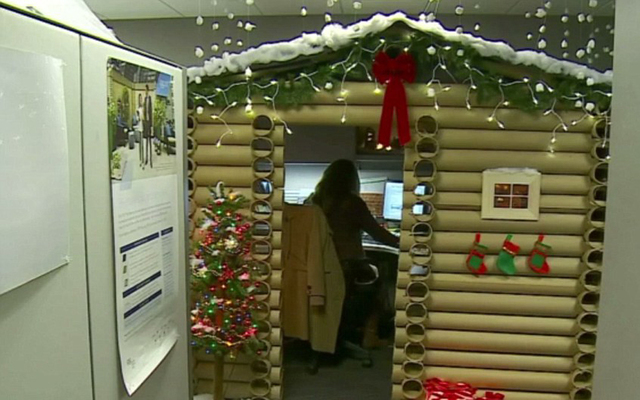 创意圣诞:美国女子将办公位置改造成"圣诞木屋"