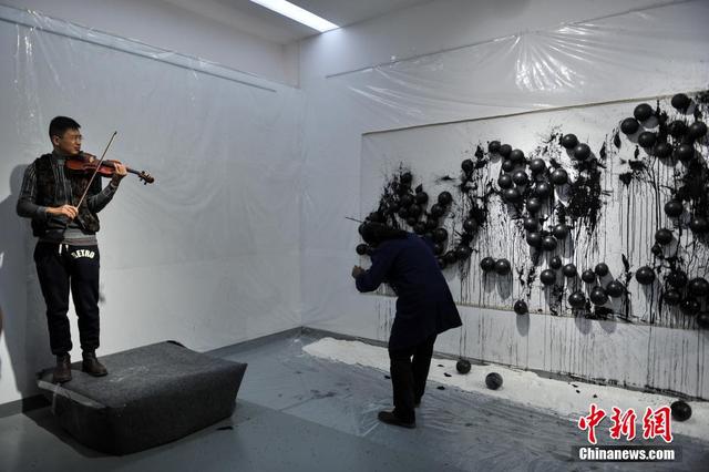 雲南納西族藝術家用鞭子“抽”出“富春山居圖”