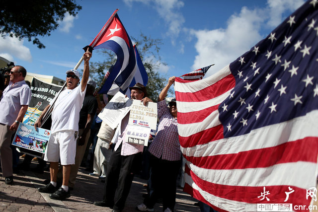美國民眾抗議與古巴恢復外交關係