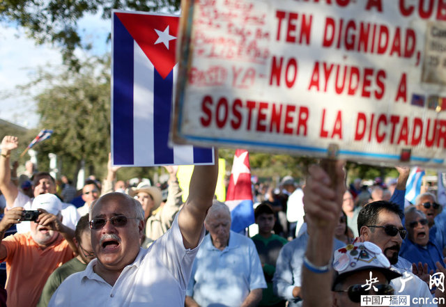 美國民眾抗議與古巴恢復外交關係