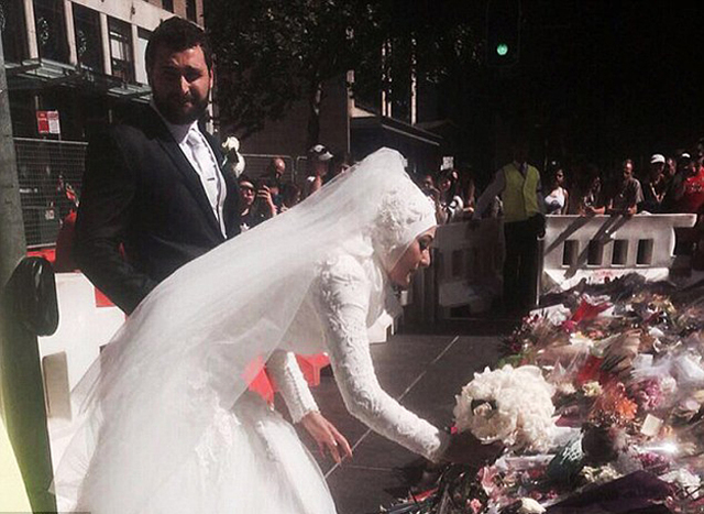 澳大利亞一穆斯林新娘在襲擊地獻上新婚花束