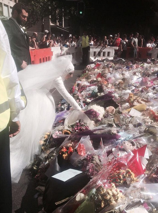 澳大利亞一穆斯林新娘在襲擊地獻上新婚花束