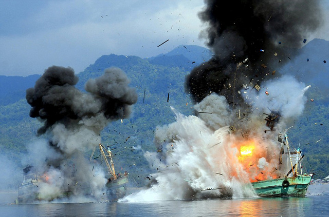印尼海军炸沉两艘外籍渔船