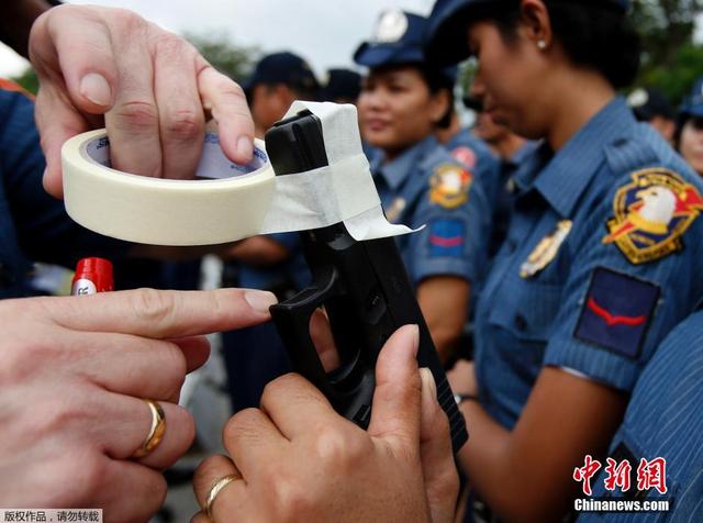 菲律宾警察举行“封枪仪式” 防止枪支走火