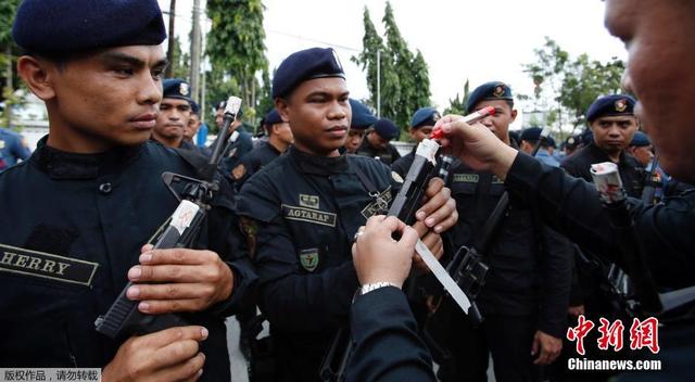 菲律宾警察举行“封枪仪式” 防止枪支走火