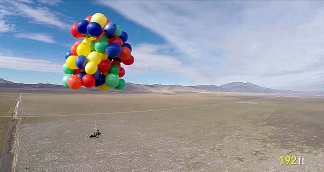 美冒险家用90个氢气球升上高空 逐个击碎体验惊险迫降