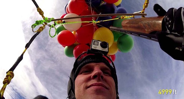 美冒险家用90个氢气球升上高空 逐个击碎体验惊险迫降