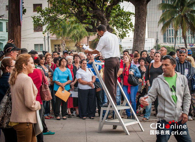 古巴民众排队申请赴美签证