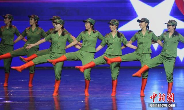 南京举办广场舞大赛 “中国大妈”惊艳登场