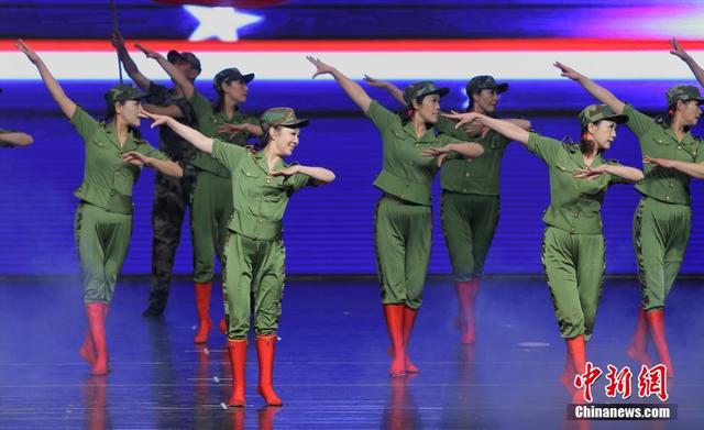 南京举办广场舞大赛 “中国大妈”惊艳登场