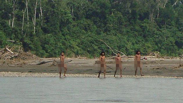 秘魯亞馬遜土著人攜弓箭長矛進村搶糧