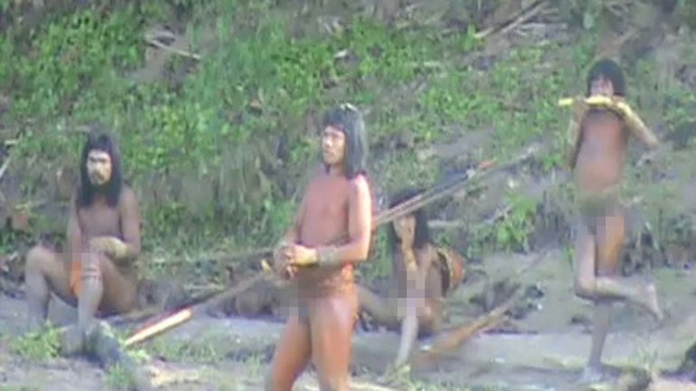 秘魯亞馬遜土著人攜弓箭長矛進村搶糧