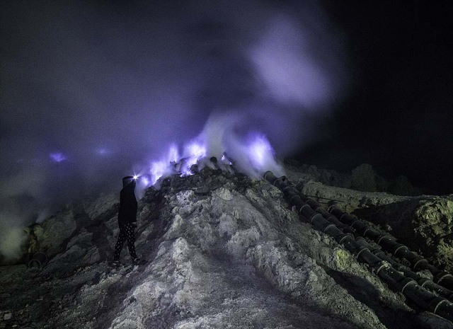 印尼火山噴發“藍色岩漿” 如科幻大片場景