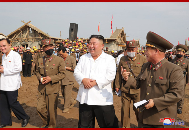 朝鲜最高领导人金正恩视察灾后重建工地