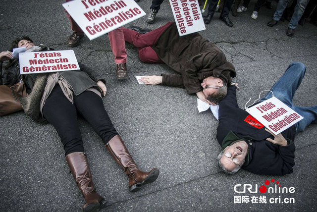 法国医生"横尸"街头抗议新卫生法案