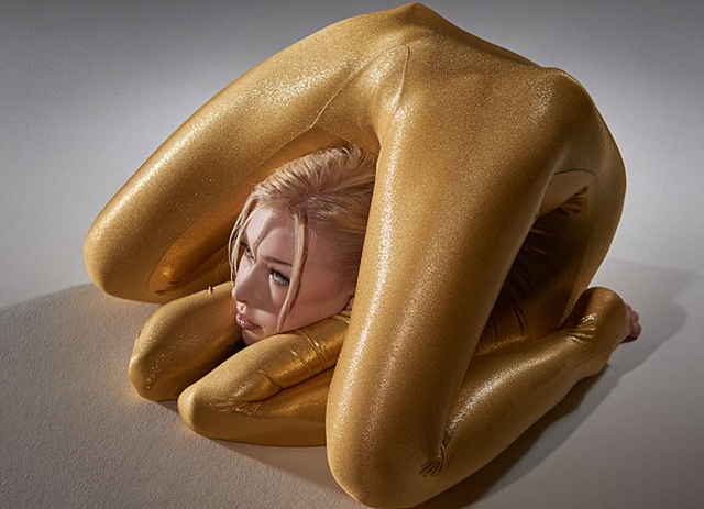 "世界最柔軟女子"拍新年日曆 秀驚人彎曲姿勢